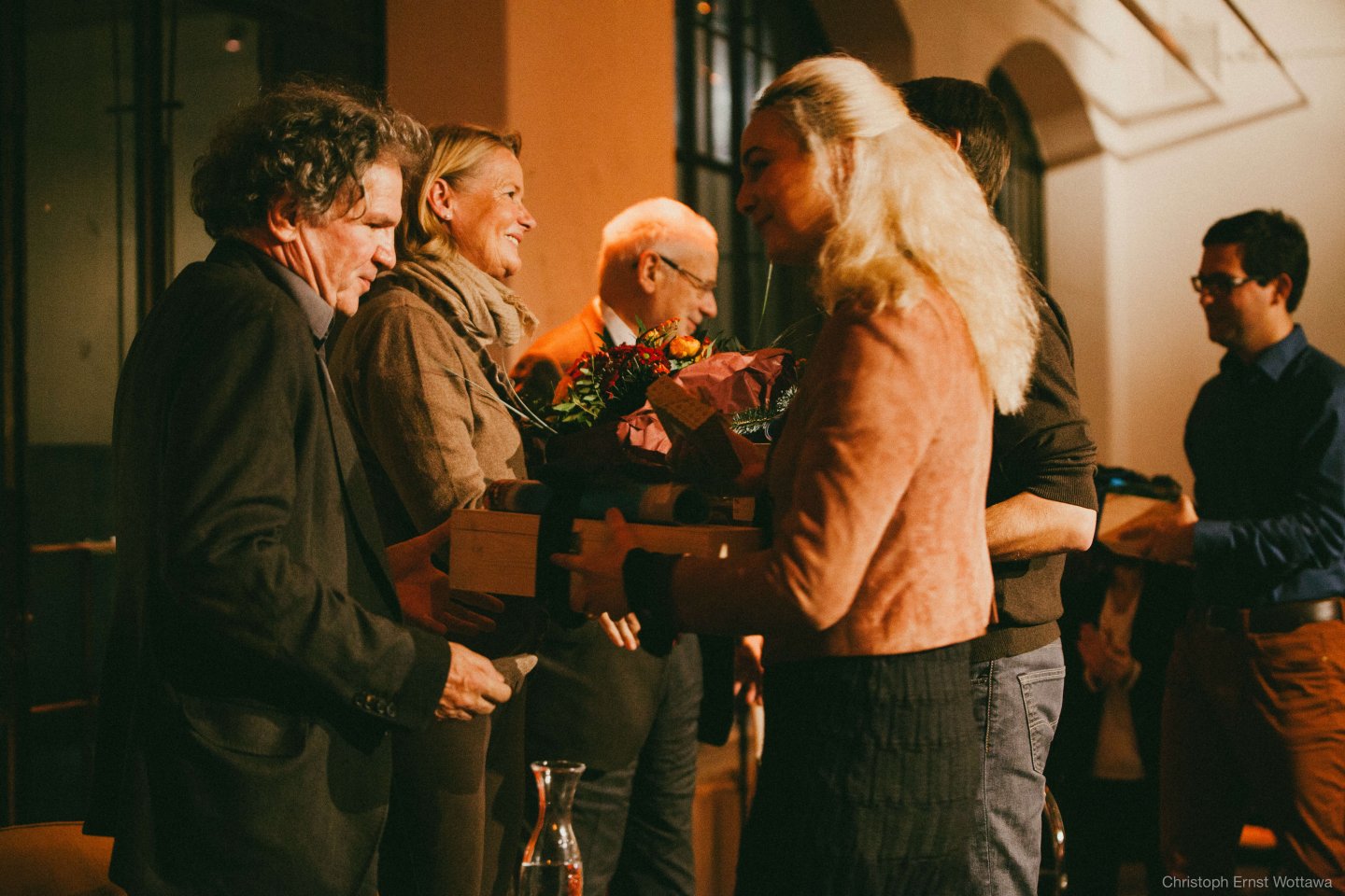 podium blumen studenten erhard busek doraja eberle fritz orter talk wuk figlhaus wien akademie für dialog und evangelisation