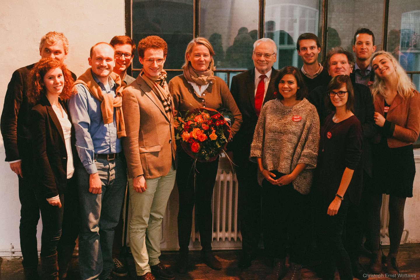 geschenk blumen studenten erhard busek doraja eberle fritz orter talk wuk figlhaus wien akademie für dialog und evangelisation