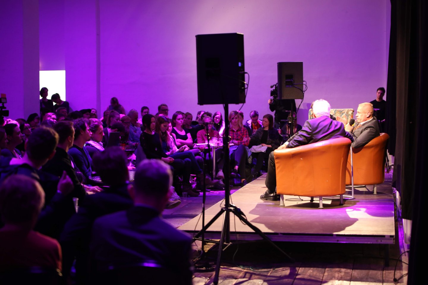 Studenten Podium Gery Keszler Kardinal Christoph Schönborn TALK Zwischen zwei Welten - eine Begegnung als Tabubruch WUK Figlhaus Wien Akademie für Dialog und Evangelisation