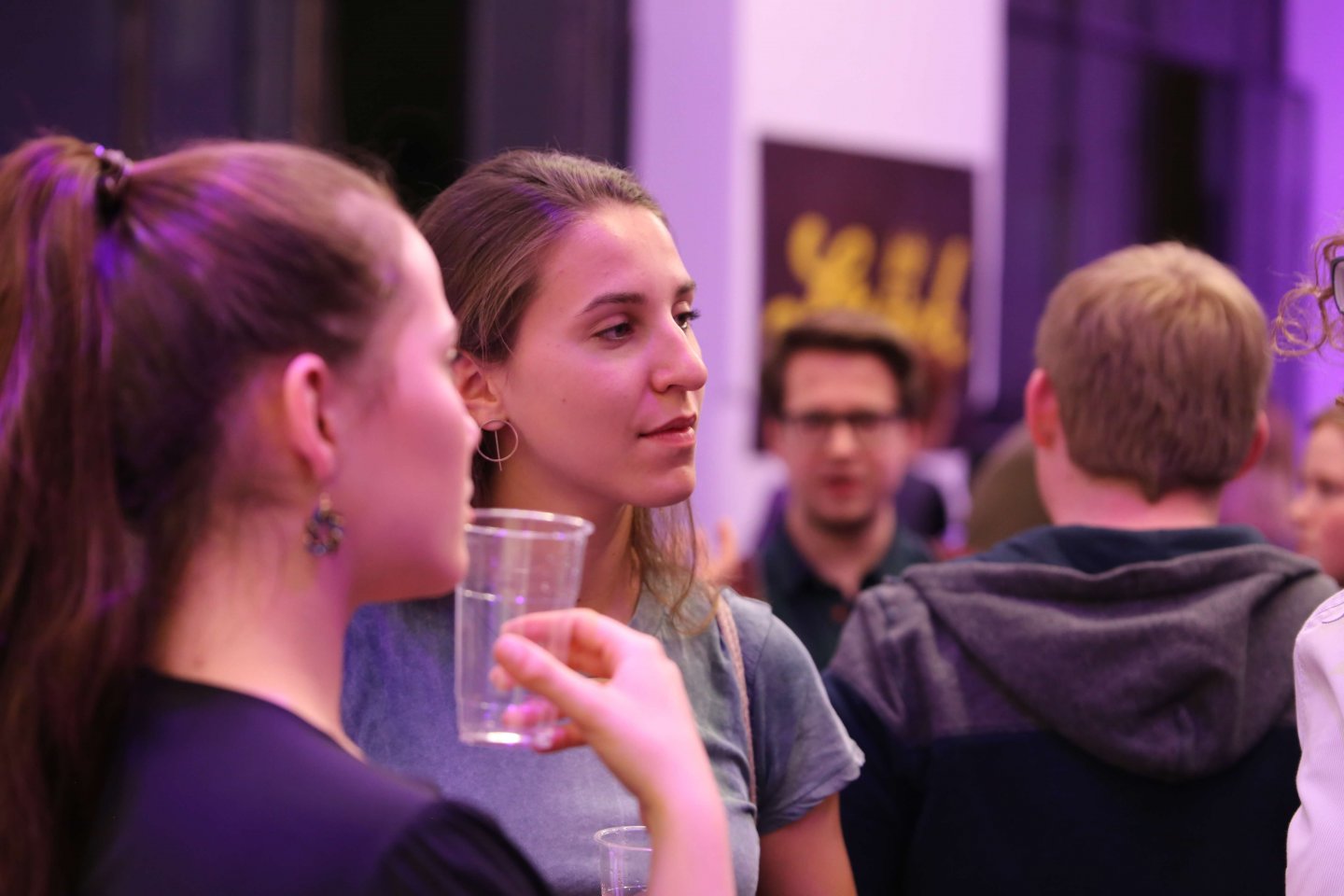 Studenten Gery Keszler Kardinal Christoph Schönborn TALK Zwischen zwei Welten - eine Begegnung als Tabubruch WUK Figlhaus Wien Akademie für Dialog und Evangelisation