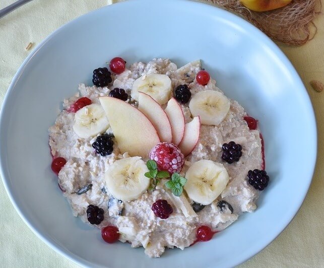 Getreideflocken mit frischen Früchten